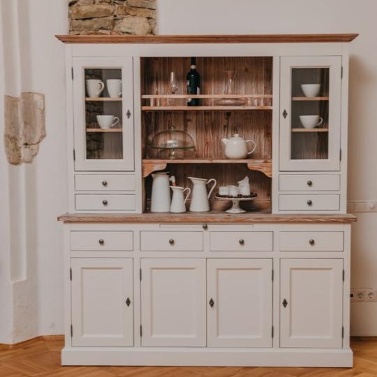 mediteransky klasicky biely kredenc vintage vitrinka farmhouse vidiecky dom pri mori country nabytok lameridana vyroba nabytku.jpg